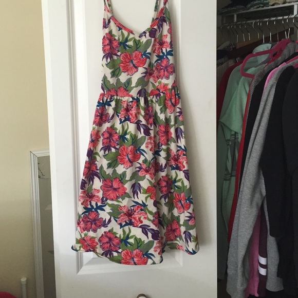 Pretty Hawaiian flower dress! 🌺