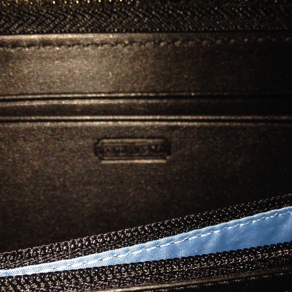 Authentic Coach wallet *never used, got as a gift - Picture 2 of 4