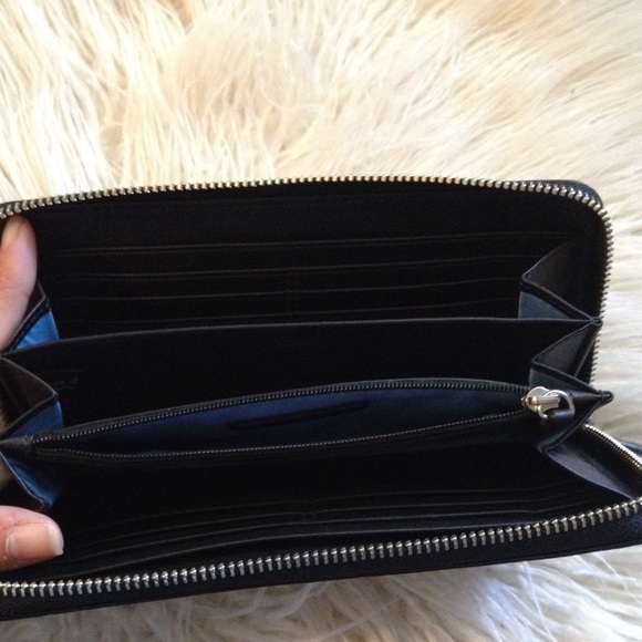 Authentic Coach wallet *never used, got as a gift - Picture 3 of 4