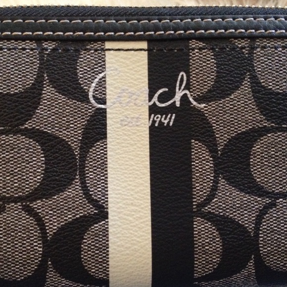 Authentic Coach wallet *never used, got as a gift - Picture 4 of 4