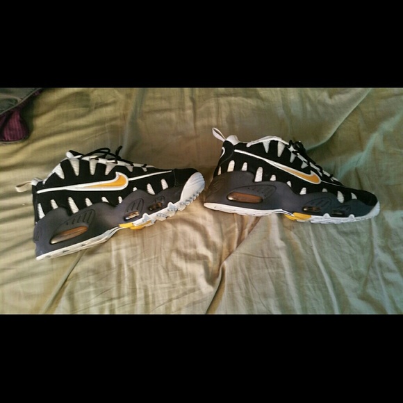 Ken Griffey Jr Nikes - Picture 3 of 3