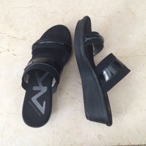 Comfy black sandals