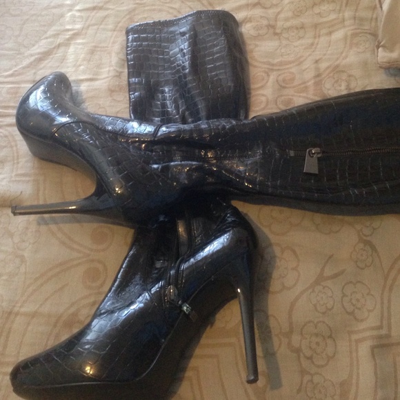 Guess black boots