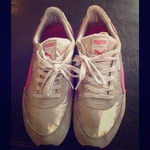 🌺Grey and Pink Puma tennis shoes🌺