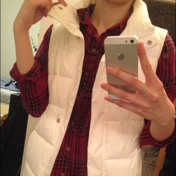 GAP Tops - Gap • cream puffer vest