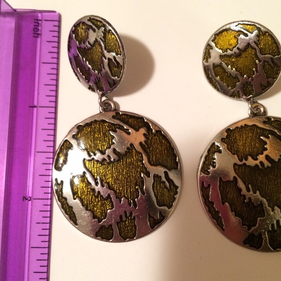 Olive green round wild animal enamel earrings - Picture 2 of 3