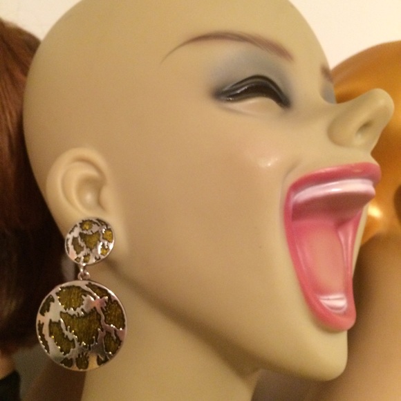 Olive green round wild animal enamel earrings - Picture 3 of 3