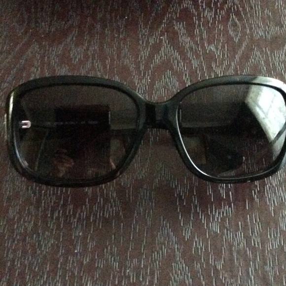 BRAND NEW FENDI'S - Picture 4 of 4