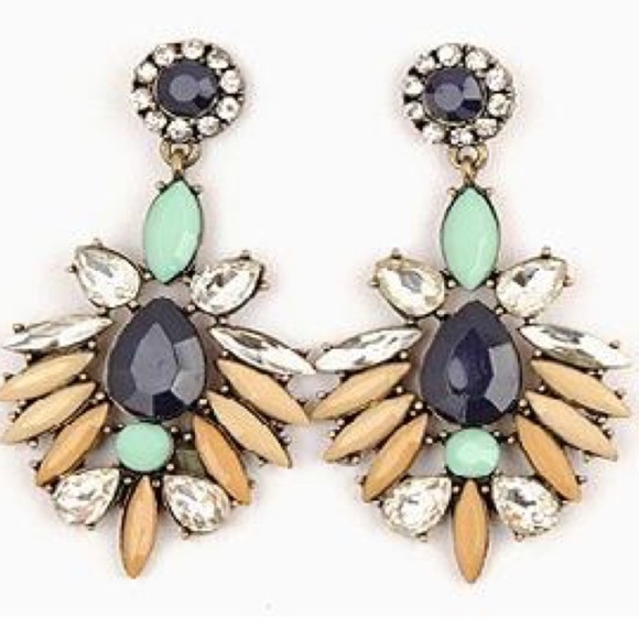 Geometric Shape Pendant Statement Earrings - Picture 4 of 4