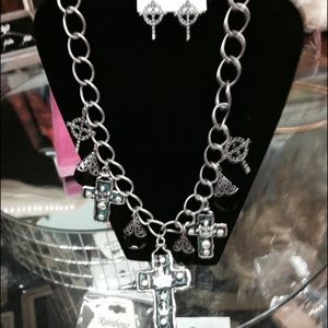 💜💜Traded💜💜Western style Cross Necklace