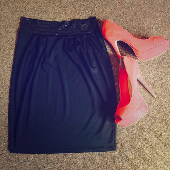 Black Soft Skirt with Reptile Print Waiste