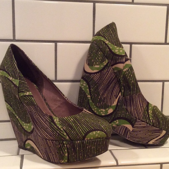 <<<<SOLD >>>>Aldo Forwood Multi Color Wedges