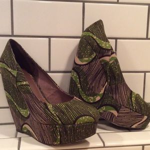 <<<<SOLD >>>>Aldo Forwood Multi Color Wedges