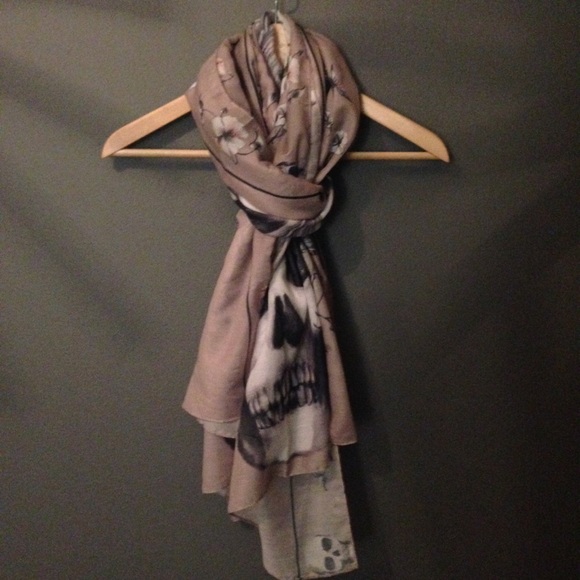 H&M skull scarf