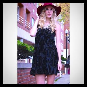 Everly Velvet Shift Dress size Small
