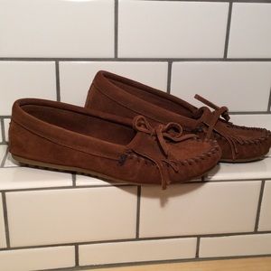 Minnetonka Kitty Suede Moc
Brown Suede (Hardsole)