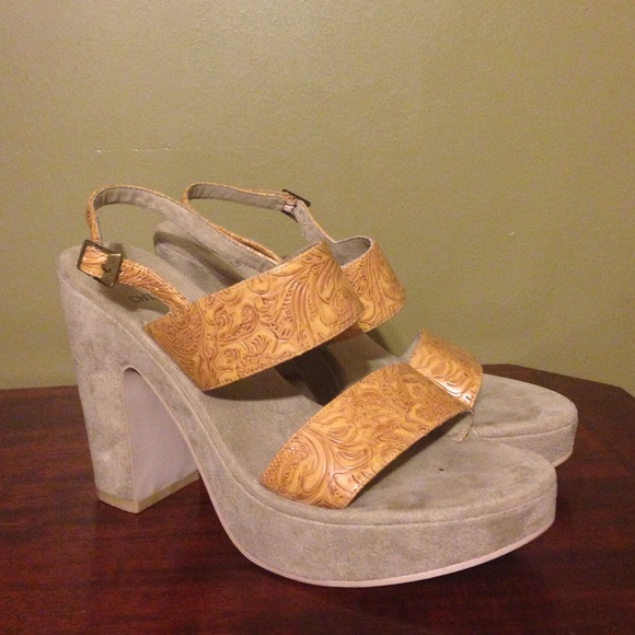 Chili's  Shoes - Chili's sandals size 9B