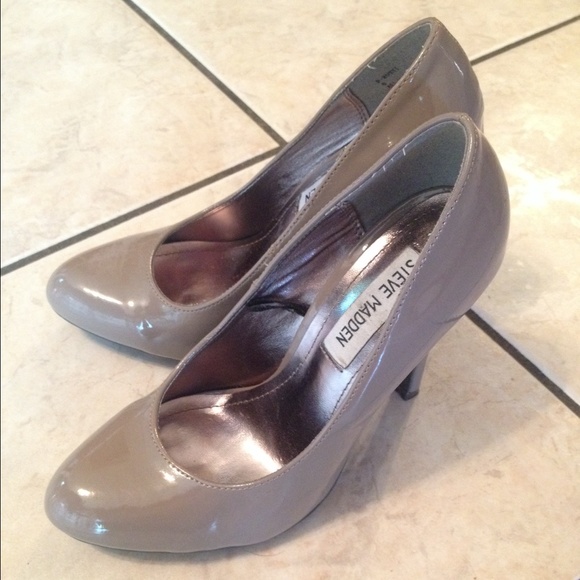 Greige Steve Madden patent leather pumps