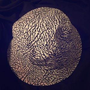 White & black printed bucket hat.