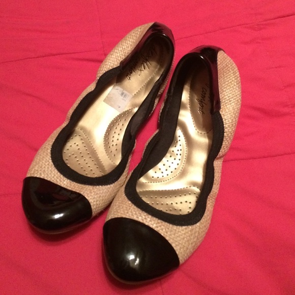 Never worn Dex Dlex flats. Size 9