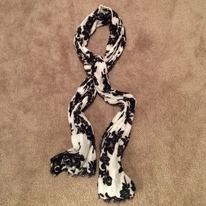Black and white scarf