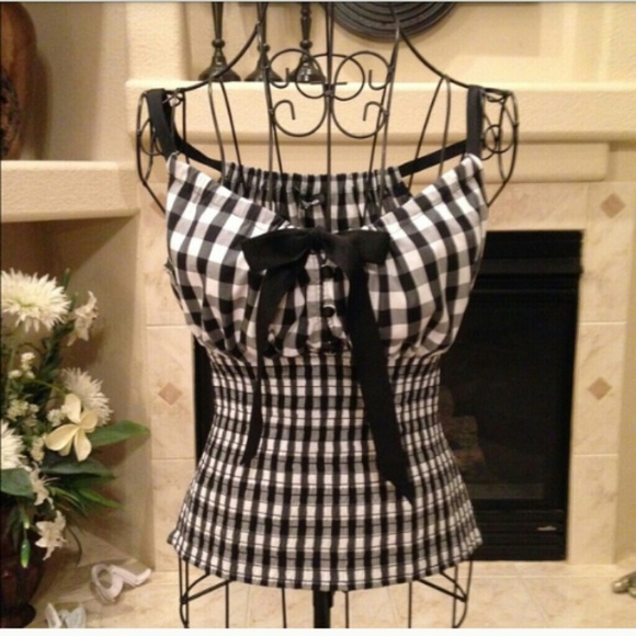 New without tags checkered bebe top!