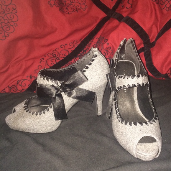 CUTE peep toe Grey and Black Shoes with Bow 🎀