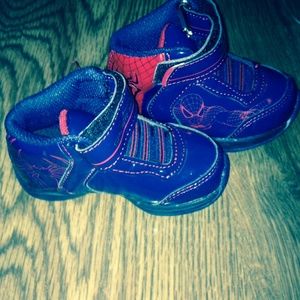 Toddler Spider-man tennis shoes. Size 6