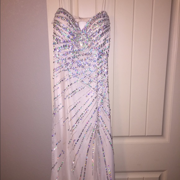 Elegant White Dress - Picture 3 of 4