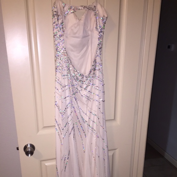 Elegant White Dress - Picture 4 of 4