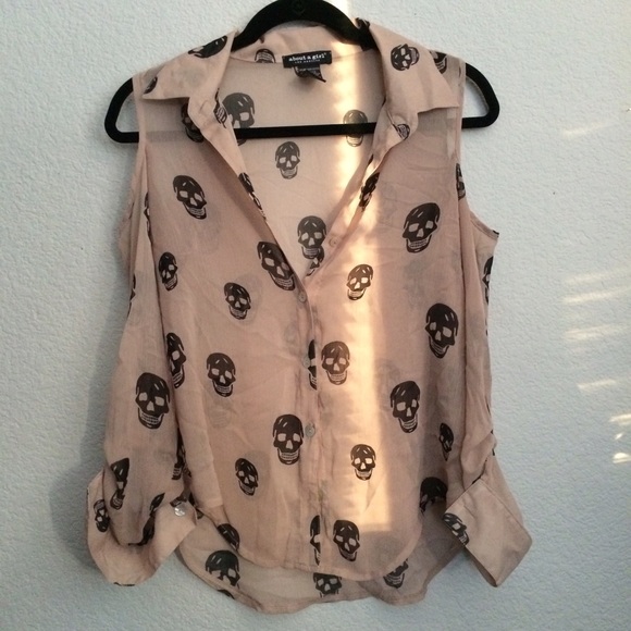 🌿 Gray / Pink Skull Cold Shoulder Blouse 🌿 - Picture 2 of 2