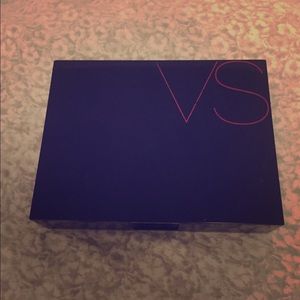 HELLO, BOMBSHELL! Makeup Kit