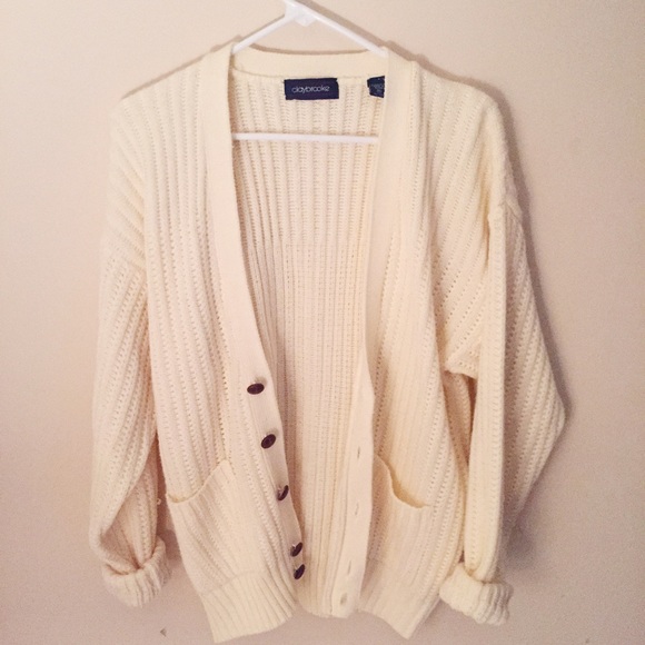 💀BEAUTIFUL IVORY KNIT CARDIGAN W/ WOOD BUTTONS💀