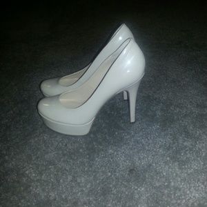 Guess nude patent leather pump