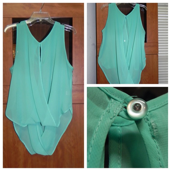 Green sheer top drapes in back