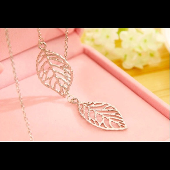 Two leaves necklace