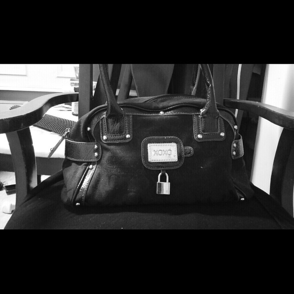 A NEVER BEEN USED XOXO purse has two