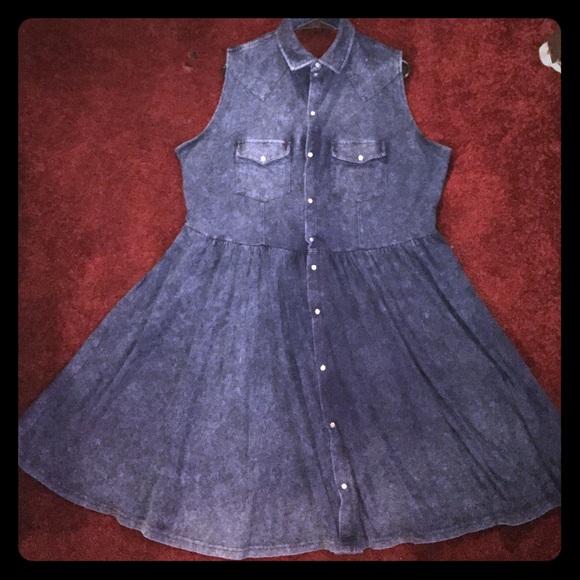 Sleeveless shirt dress in denim look acid wash