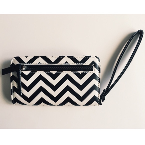 ⭐️HP 5/28⭐️Black & White Chevron Wallet Wristlet - Picture 2 of 4