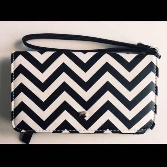 ⭐️HP 5/28⭐️Black & White Chevron Wallet Wristlet - Picture 4 of 4
