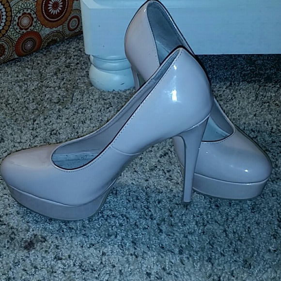 Nude pumps