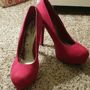 Red pumps