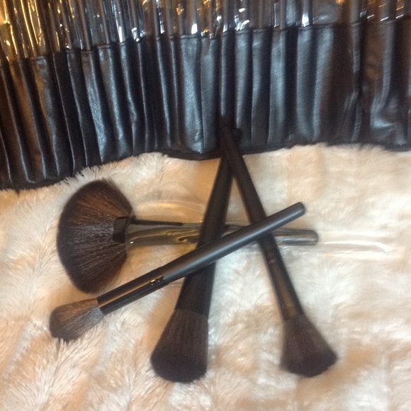 Other - 32PC SOFT MAKEUP BRUSHES NEW WITHOUT A TAG