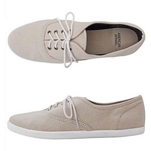 American Apparel Canvas Tennis Shoe Size 9