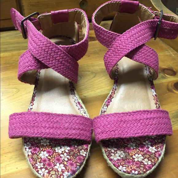 21/2 inch Mia girl sandals/shoes - Picture 1 of 3