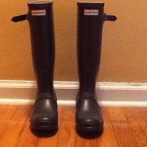 Hunter rain boots size 8. Navy.