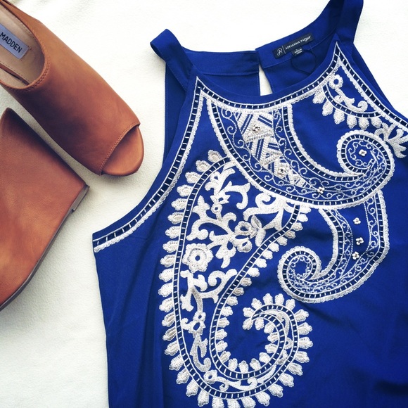 BUNDLED-Scoop Neck Embroidered Tank - Picture 2 of 4