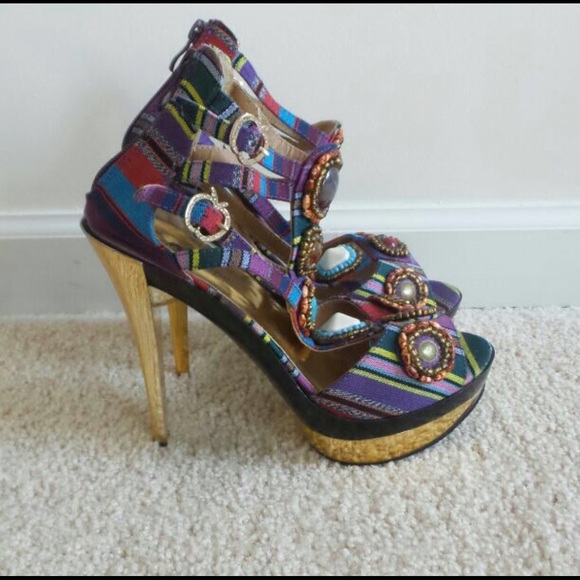 Tribal like pumps