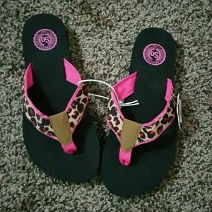 Nwt Super cute pink/leopard print flip flops...