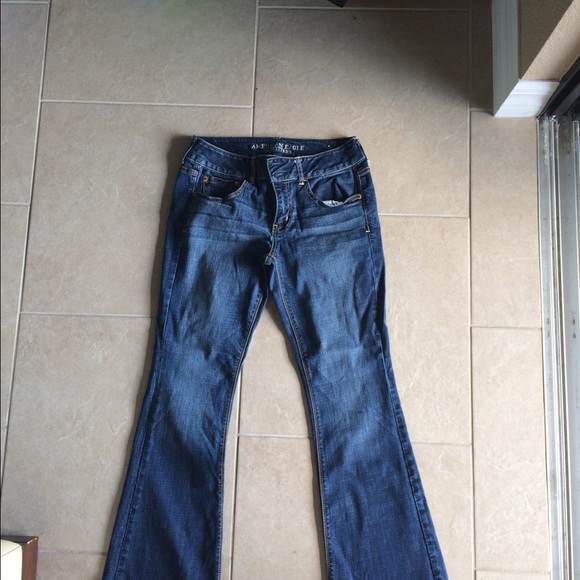 Bundle two American eagle jeans and pink AE shirt.